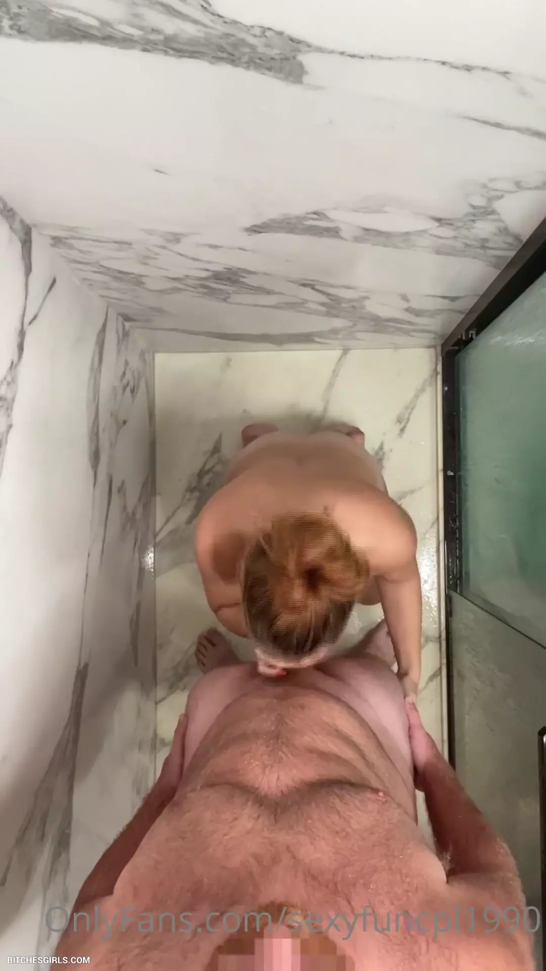 La perrita Sexyfuncpl1990 hace una mamada y tiene sexo en el baño